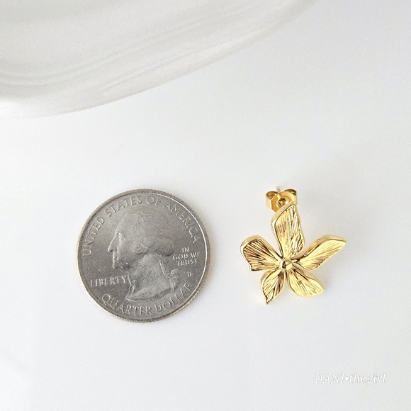 NEW Gold Plumeria Flower Stud Earrings - Picture 8 of 10